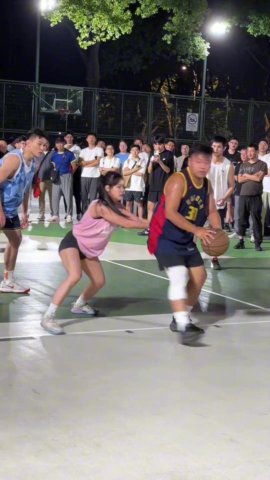 這哥們看見防自己的是女生，一個(gè)勁背打，球也不傳了